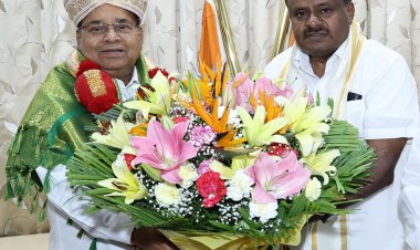 HD Kumaraswamy Meets Karnataka Governor Thawarchand Gehlot at Raj Bhavan