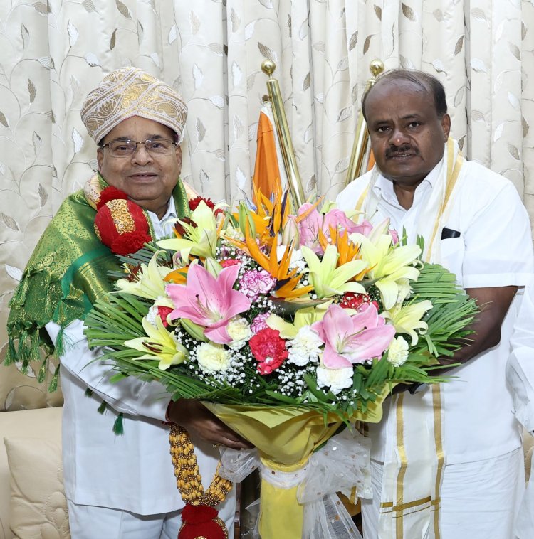 HD Kumaraswamy Meets Karnataka Governor Thawarchand Gehlot at Raj Bhavan