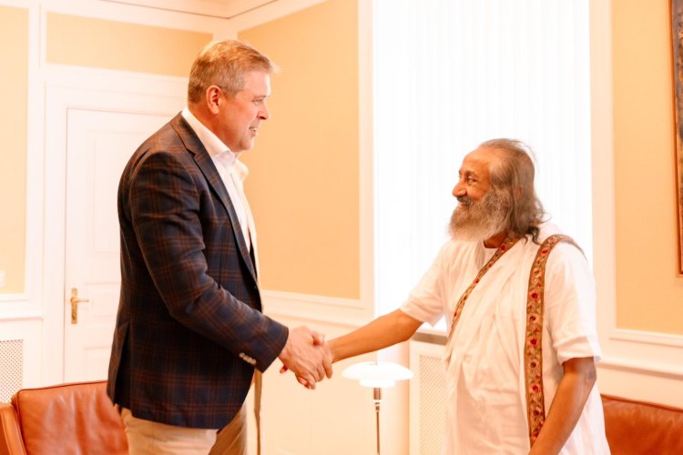 Global Peace Ambassador Sri Sri Ravi Shankar Meets Iceland’s Prime Minister to Discuss Mental Health and Peace Initiatives