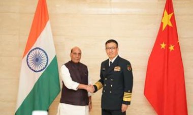 India and China Seek Stronger Ties: Raksha Mantri Meets Chinese Defence Minister at ASEAN Summit