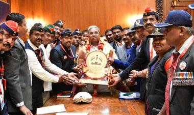 Karnataka Chief Minister Siddaramaiah Meets Retired Soldiers' Association Leaders