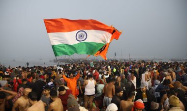 Mahakumbh 2025: Devotees Take Holy Dip on Paush Purnima as Chants of ‘Har Har Gange’ Resonate