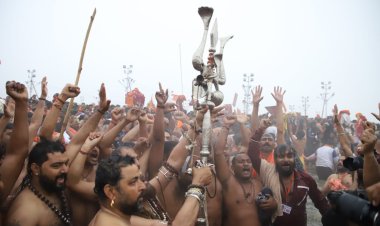 Naga Sadhus and Akharas Take Sacred Dip at Sangam in Brahma Muhurta, Reviving Sanatan Traditions