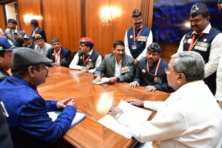 Chief Minister Siddaramaiah held a meeting at Vidhana Soudha with the office-bearers of the Retired and Former Soldiers' Association, where he listened to their suggestions and demands.