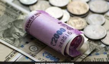 Indian Rupee Gains Slightly Against USD Amid Weak Dollar Trend